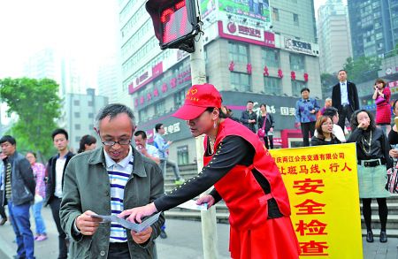 五里店十字路口,志愿者在做劝导服务。