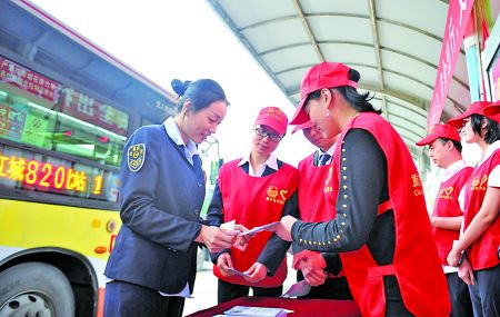 龙头寺,志愿者向公交车司机发宣传资料。记者